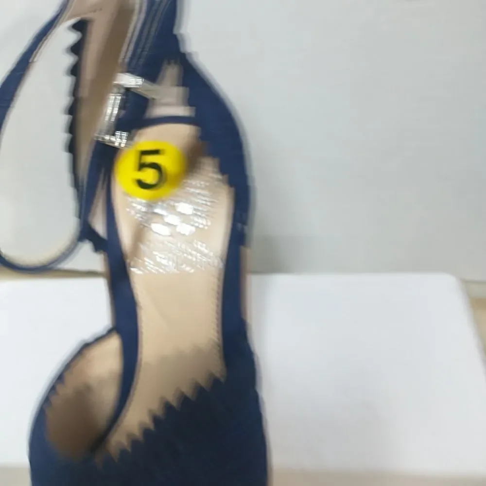 Vince Camuto Dovina Heels Woman's SZ 5M Blue . Condition is Pre-owned